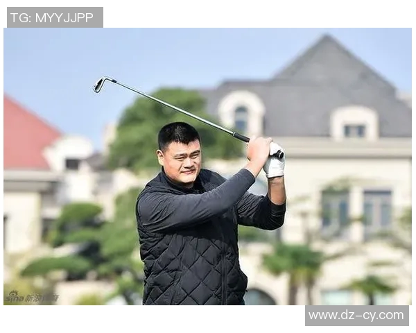 姚明跨界挑战足球守门员角色展现运动员多面才华与激情