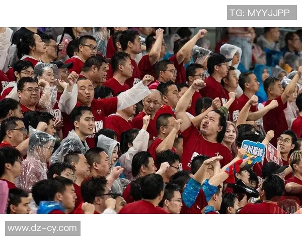 足球明星与球迷亲密互动瞬间展现激情与热爱