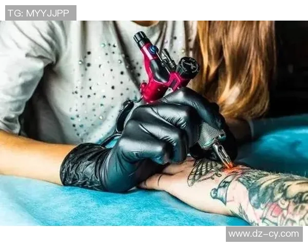 足球明星谢尔比的纹身故事与背后的意义解析