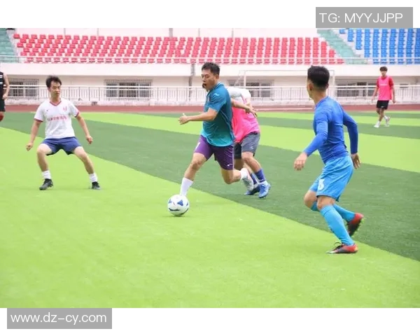 昔日足球明星重聚绿茵场再战青春岁月组队踢球展现传奇风采